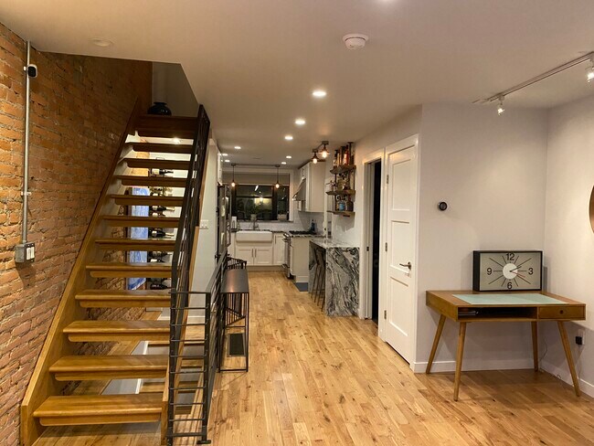 Great room - 942 Morris St