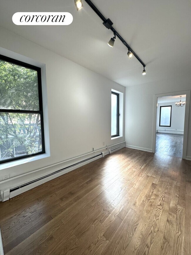 Foto del edificio - 359 W 53rd St