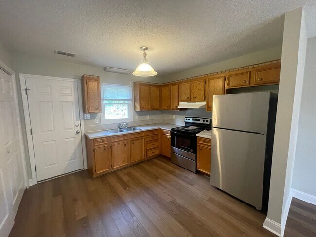Building Photo - Available Now! Desirable 2 bed 2 bath dupl...