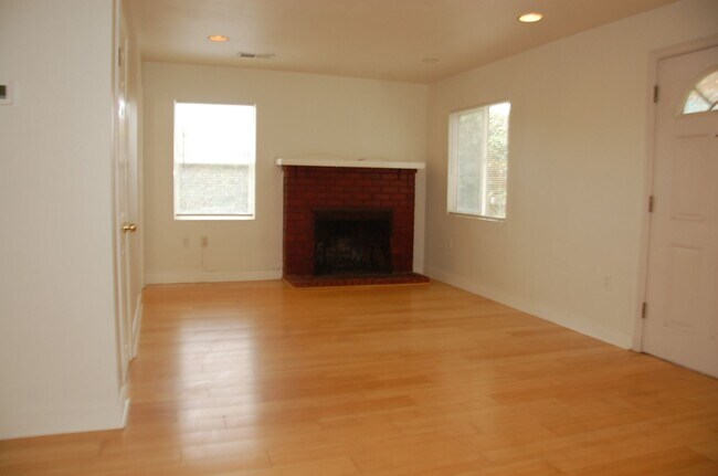 Foto del edificio - Charming California Cottage