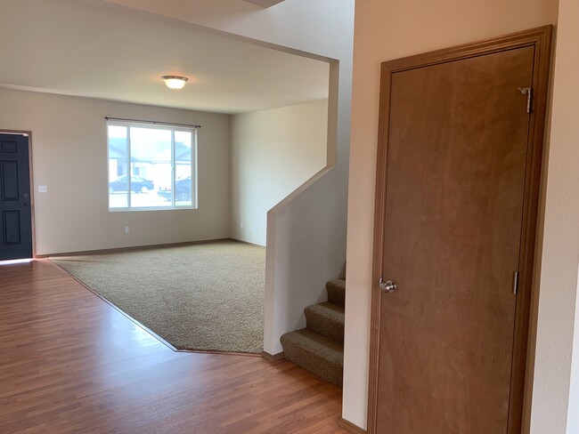 Building Photo - Large Home for Rent in Newer Neighborhood