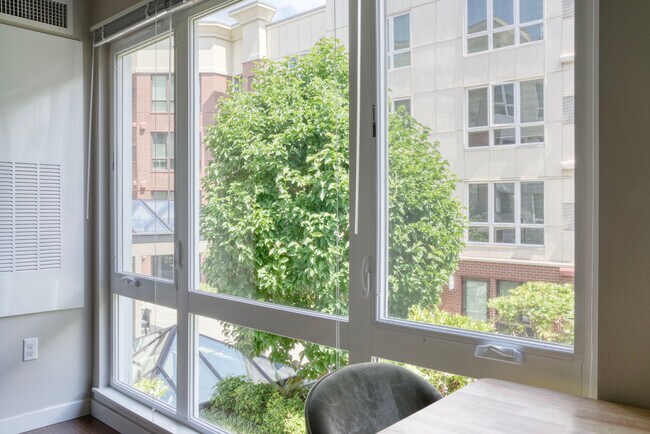 Foto del edificio - 10333 Main St