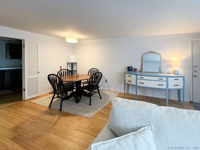 Building Photo - 6 Grandview Dr