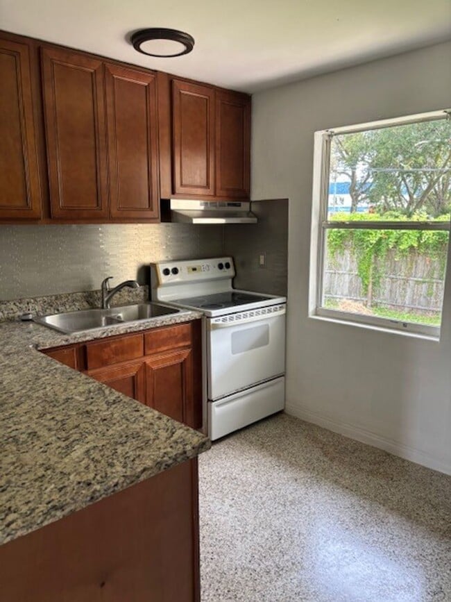 Building Photo - 1703 Edgewater Dr