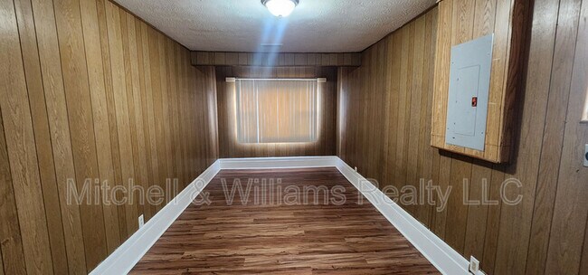 Building Photo - 2940 W 7th St