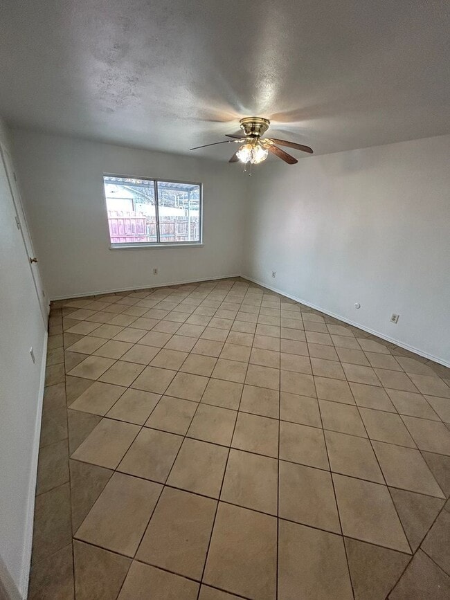 Foto del edificio - Step inside and be captivated by the warmth of this House!