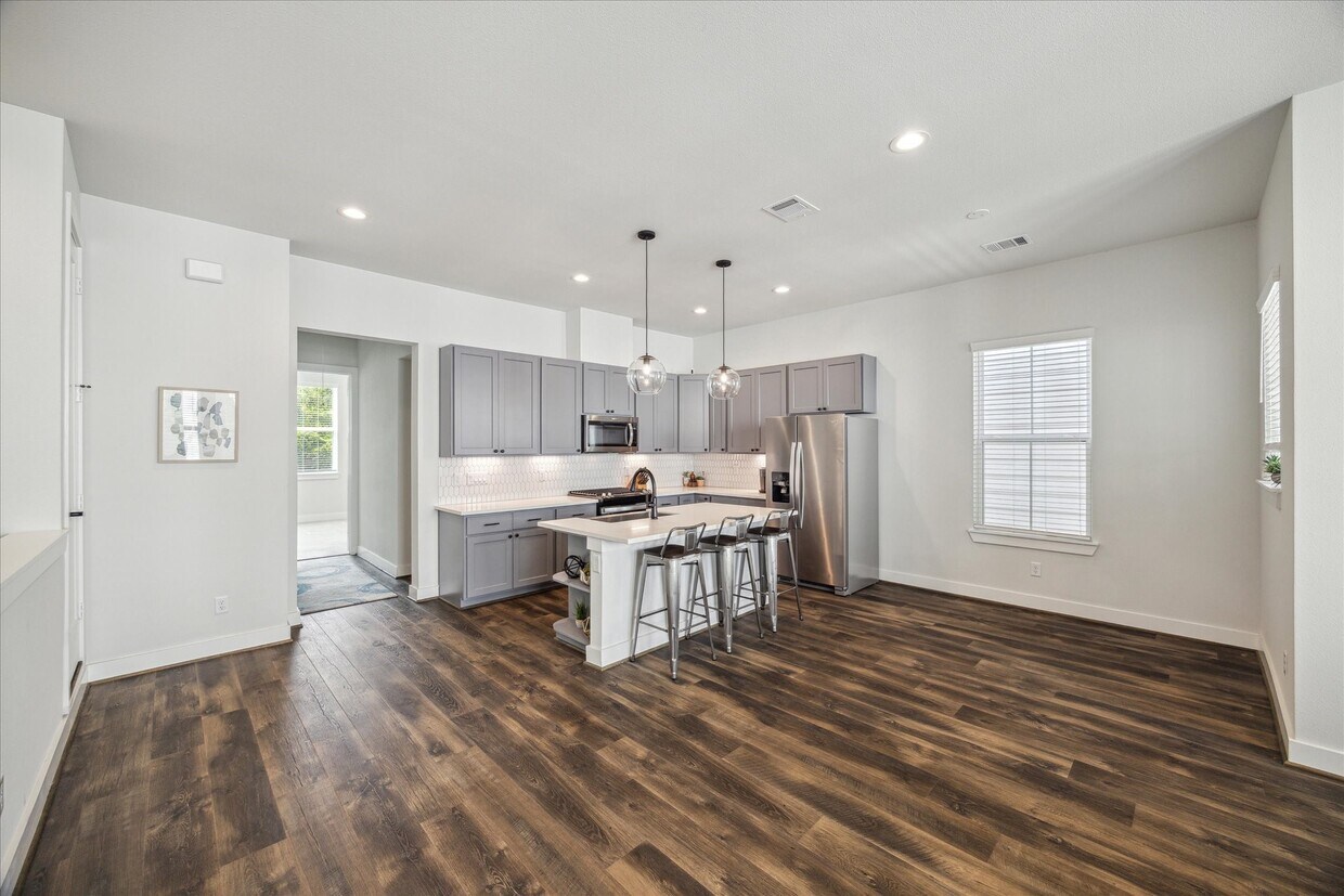 Building Photo - 5723 White Magnolia St.