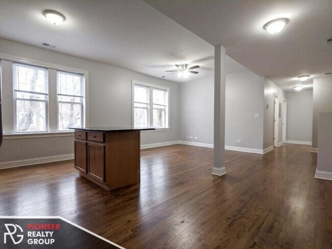 Foto del edificio - 3 bedroom in CHICAGO IL 60626