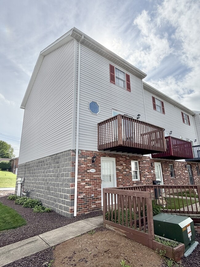 Building Photo - 1601 Thistle Dr