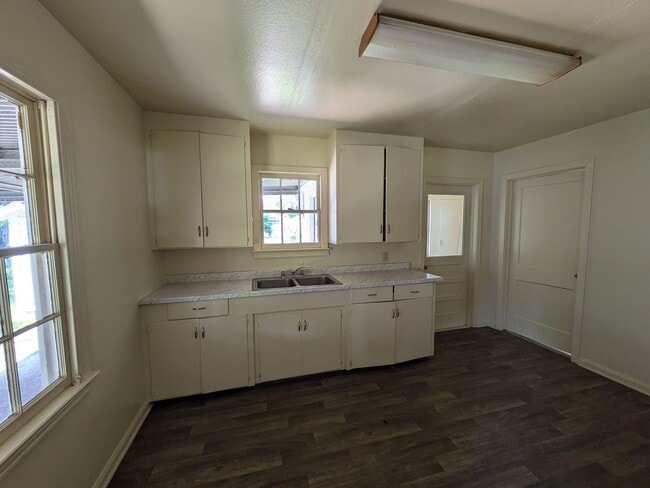 Building Photo - 305 Alabama Ave