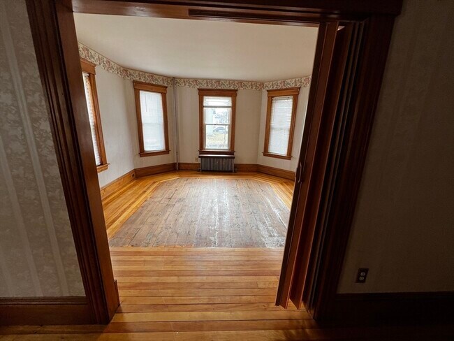 Building Photo - 136 Maywood St