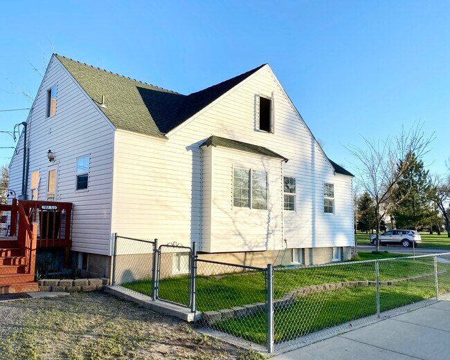 Back entry, fenced yard - 703 S 28th St