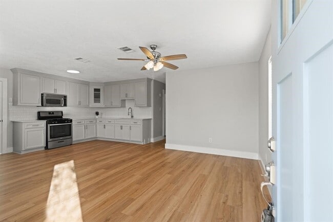 Building Photo - 915 Avenue E