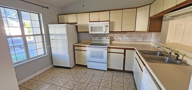 Building Photo - Beautiful three bedroom two bath home loca...