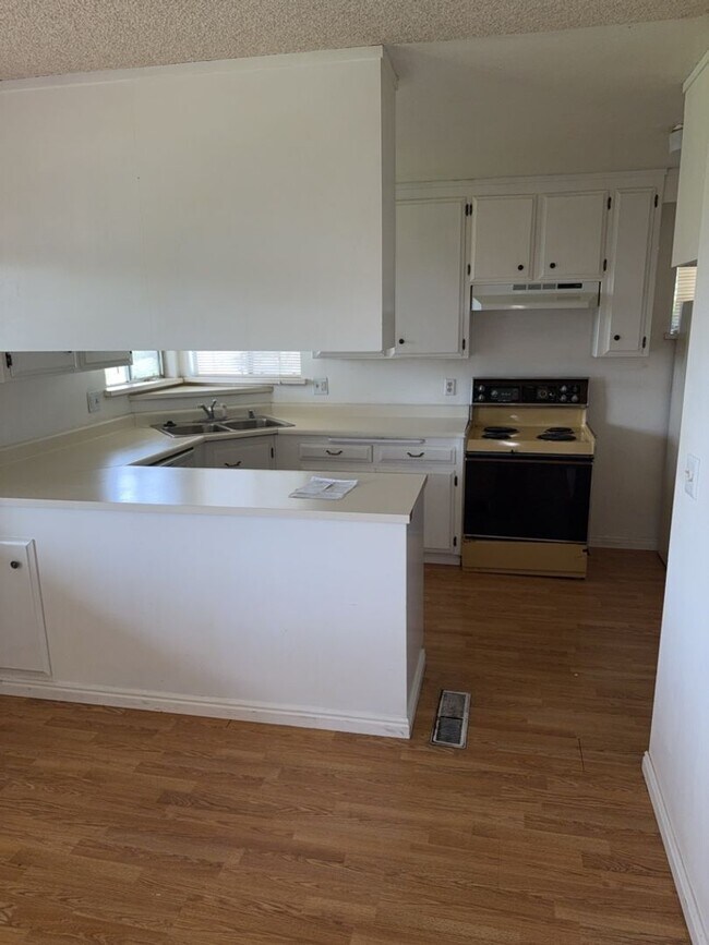 Foto del edificio - Charming 3-bedroom, 2-bathroom home is nes...