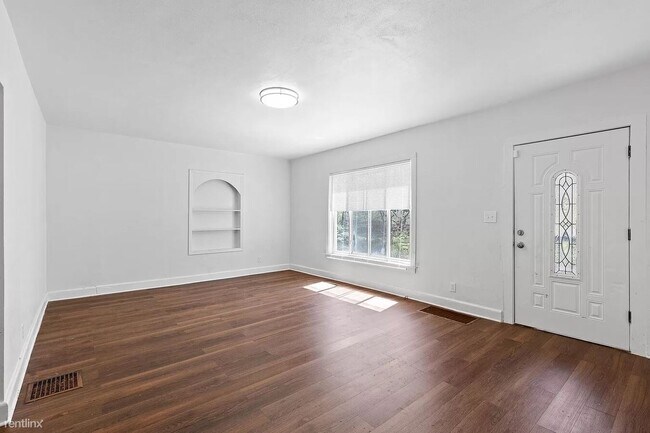 Building Photo - 3 br, 1 bath House - 3345 Pinewood Ave