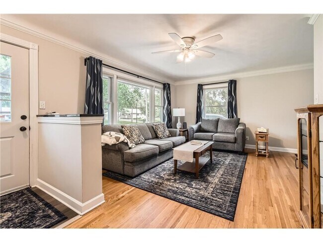 Foto del edificio - Like-New Redone Rambler with Family Room, Bonus Room and Hardwood Floors is Pet Friendly!