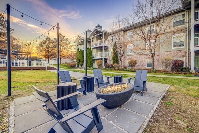 Building Photo - River Oaks