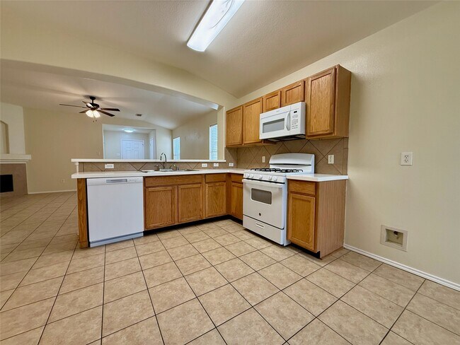 Foto del edificio - 3518 Aztec Wood Dr