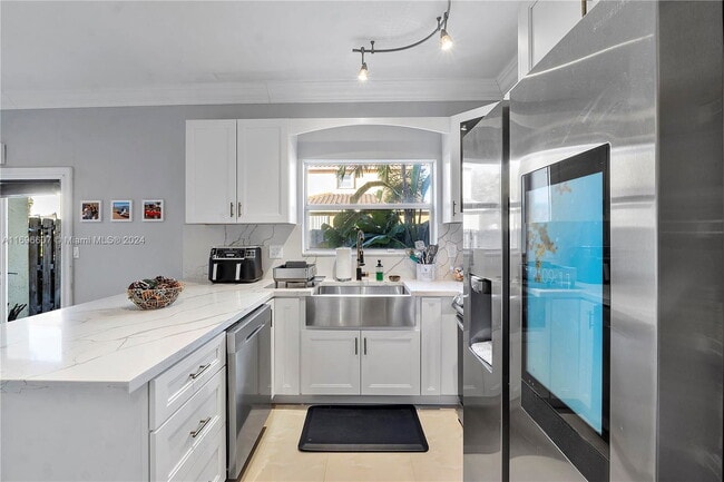 Building Photo - 4960 SW 136th Ave