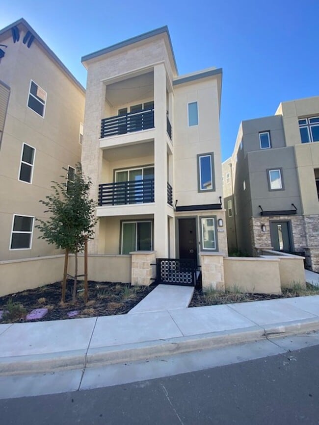 Building Photo - Newer Construction Single Family Home in D...