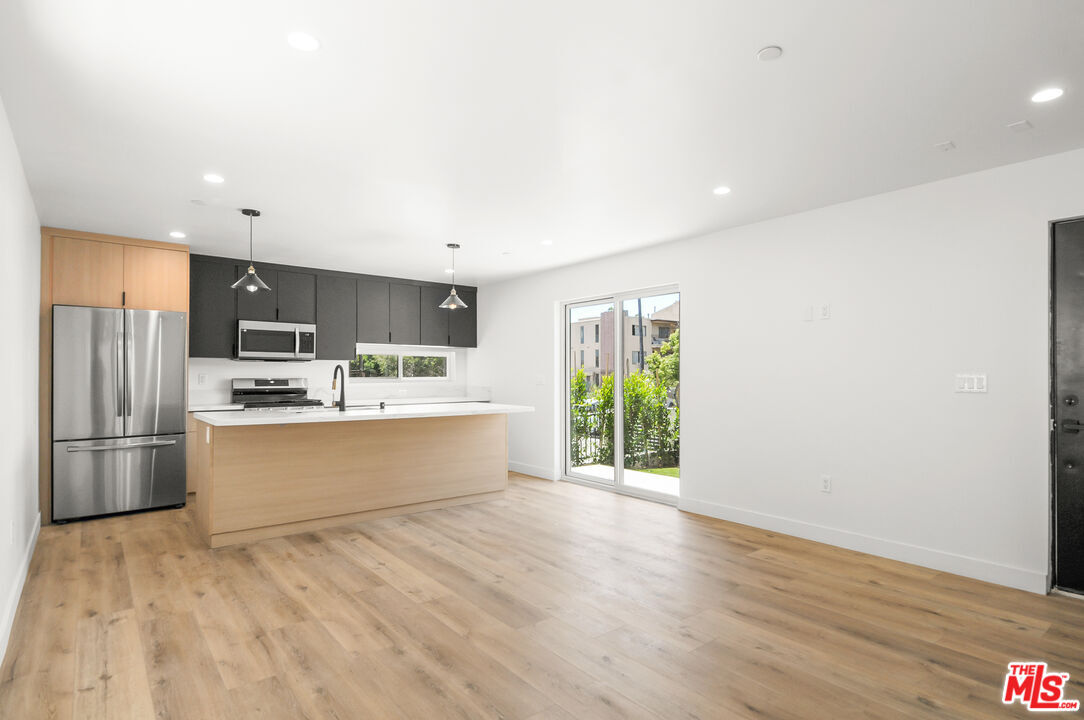 Foto principal - 974 N Mariposa Ave