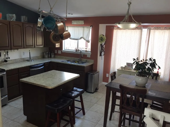 Foto del edificio - 20555 Mitchell Pl