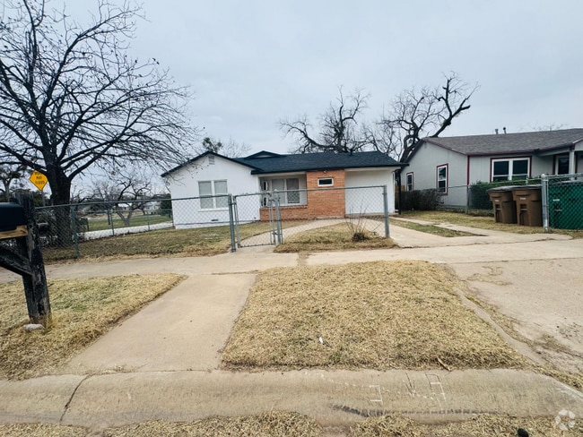 Building Photo - 2101 Woodlawn Dr