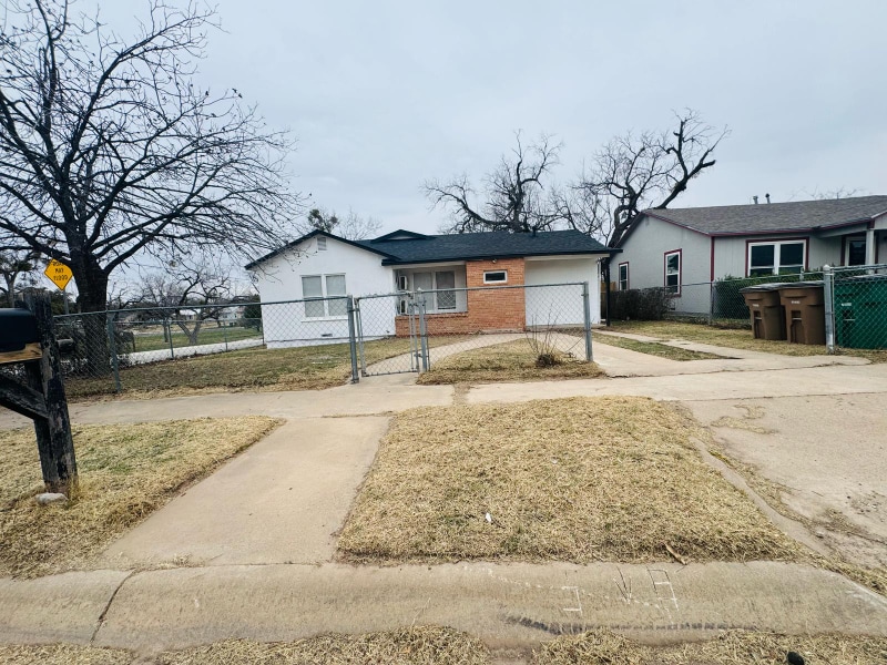 Primary Photo - 2101 Woodlawn Dr