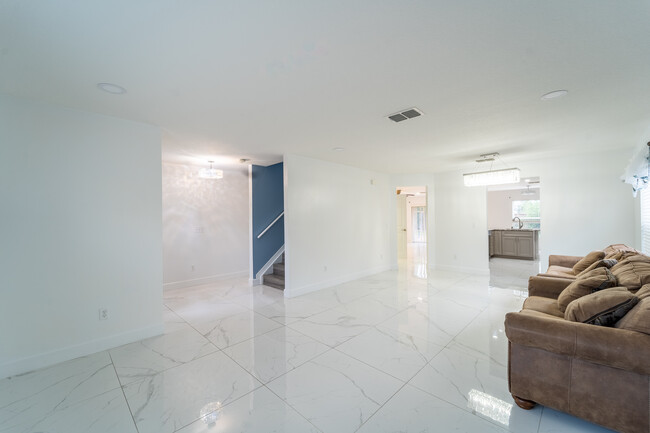 Building Photo - 129 Bella Rosa Cir
