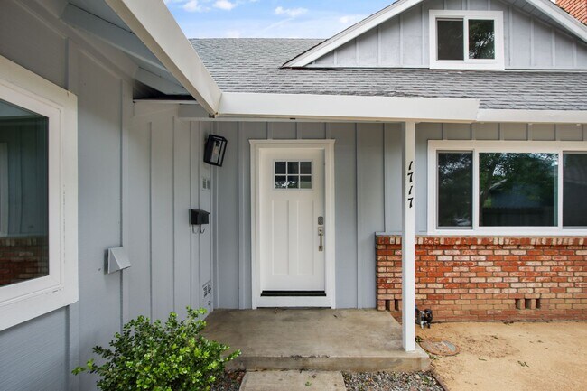 Foto del edificio - 4 Bedroom 2 Bathroom - Freshly Remodeled Available for Immediate Move-In