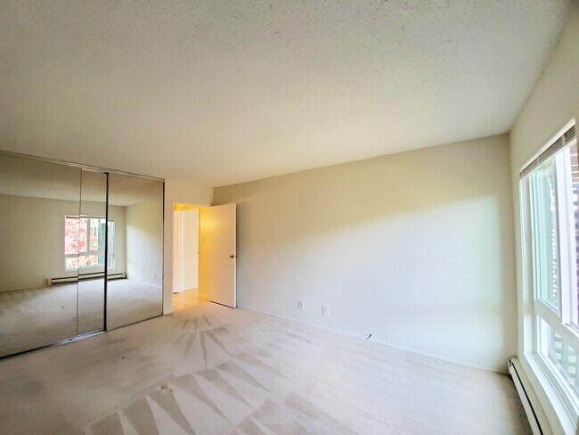 Building Photo - 928 Peninsula Ave