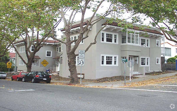 Building Photo - 898 Kingston Ave