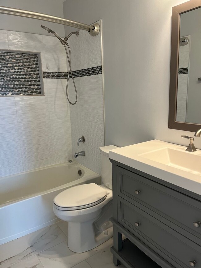 Building Photo - End Unit Townhouse In Centreville