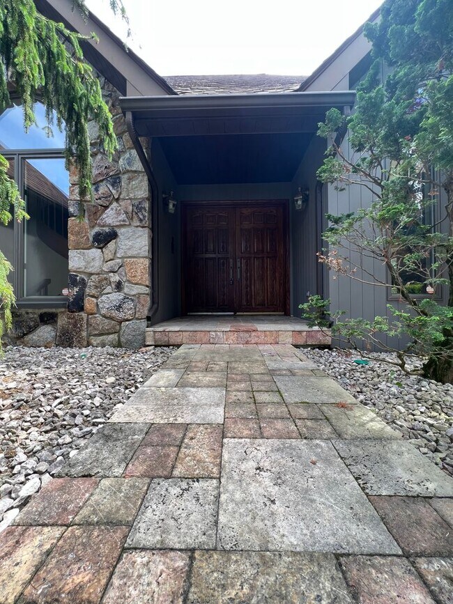 Building Photo - GRAND FIVE BEDROOM HOME