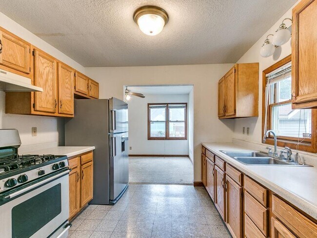 Foto del edificio - Spacious 5-Bedroom Home Near Drake University