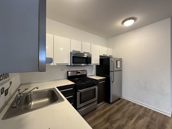 Building Photo - 1544 W Glenlake Ave