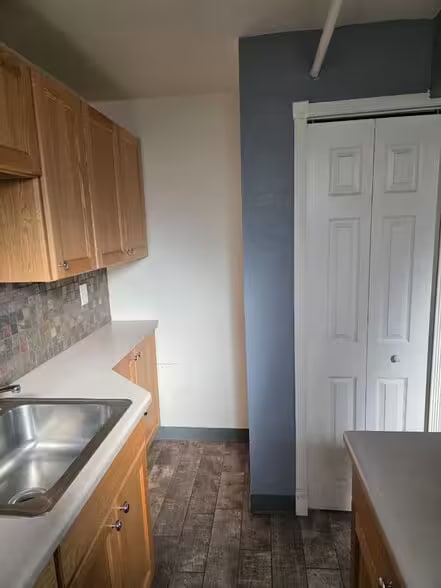 Building Photo - The Crest