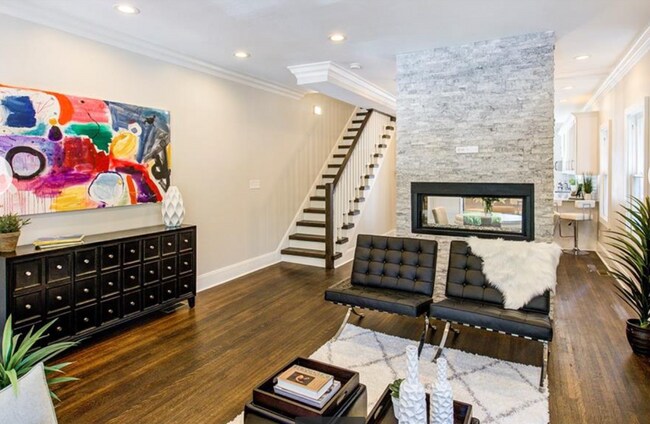 Sala de estar con chimenea de doble cara - 1929 N Talbott St