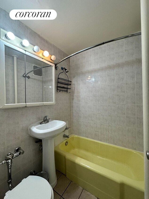 Foto del edificio - 444 W 49th St