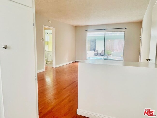 Building Photo - 941 N San Vicente Blvd