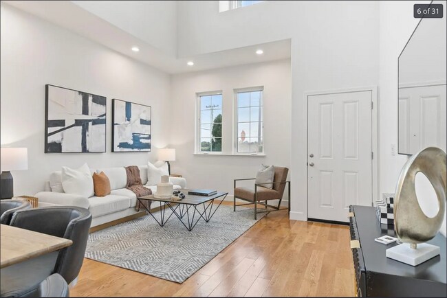 Foto del edificio - 832 Skycrest Drive