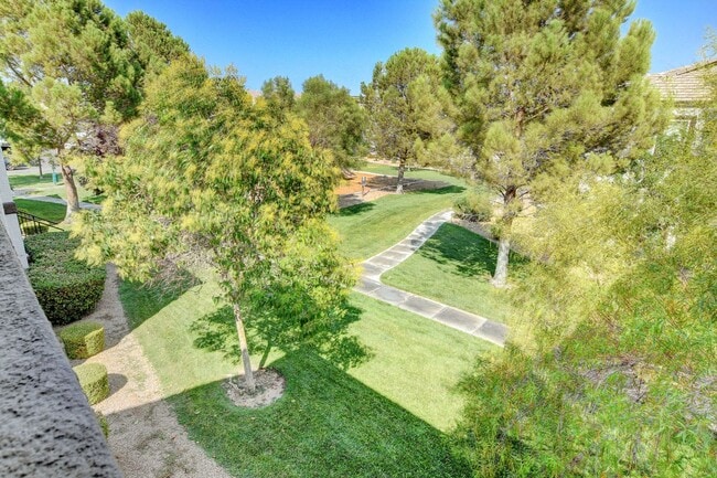 Building Photo - Beautiful unfurnished 2 bedroom in the Sou...