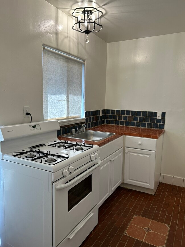 Building Photo - 409 S Coronado St