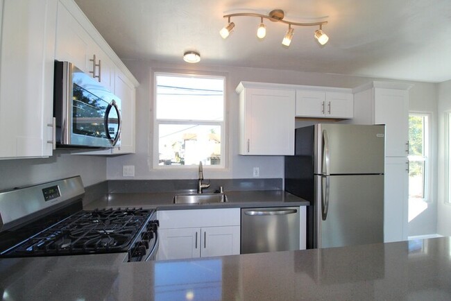 Building Photo - View DAILY B4 6:30PM| JUST LISTED| 1b1b Av...