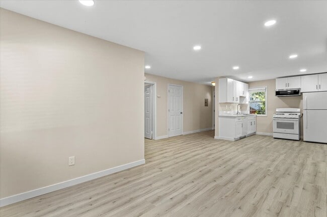 Building Photo - 3652 Fredonia Dr