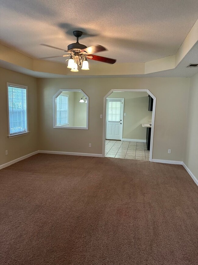 Building Photo - 3 Bed 2 Bath