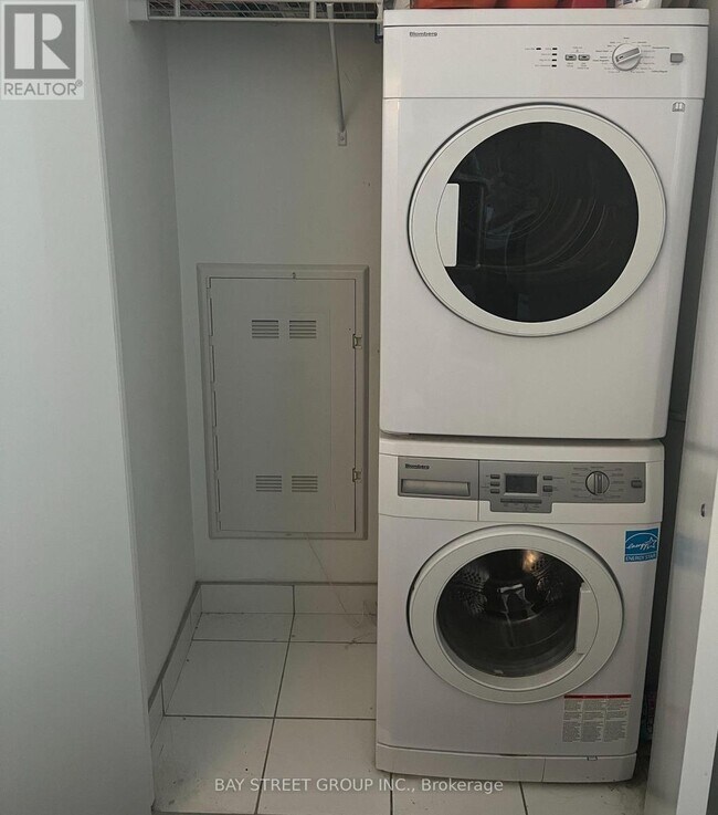 Building Photo - 15 Grenville St