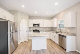 Building Photo - 705 Poplar Cir