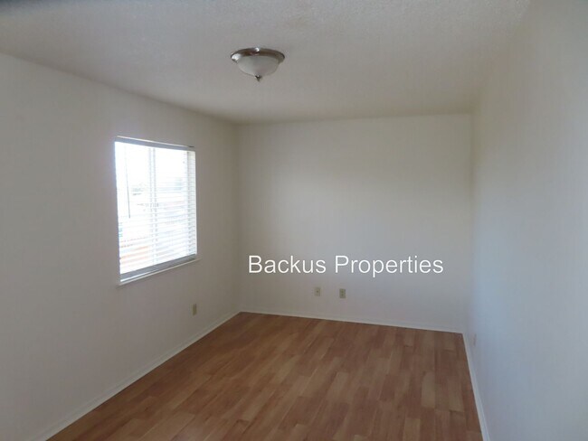 Foto del edificio - Newly renovated three bedroom duplex in Soledad